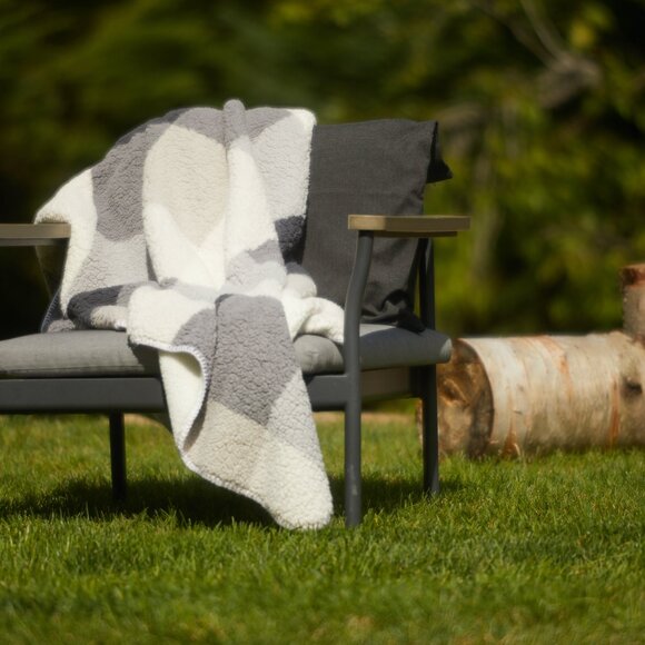 Luxe Home Decor Classic Faux Fur Throw | 1-Piece | Grey plaid combo | 50"x60" - Picture 4 of 13
